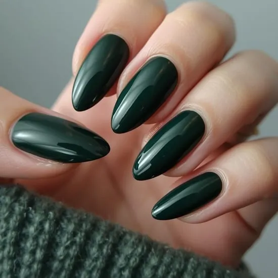 11 Simple Green Christmas Nails IMG11