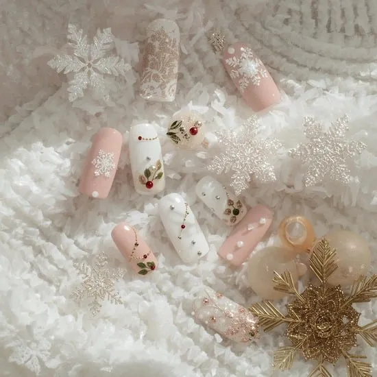 subtle christmas nails IMG13